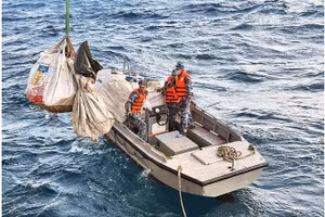 Kíp xuồng tàu Trường Sa 19 đang nhận hàng để đưa lên nhà giàn DK1/2 (bãi cạn Phúc Tần).