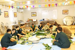 Những người lính Việt Nam tại Phái bộ gìn giữ hòa bình LHQ ở Nam Sudan gói bánh chưng đón Tết. Ảnh: TIẾN PHÚC