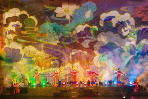 Việc khai thác kinh tế di sản từ hoạt động ăn uống, biểu diễn trong lòng hang động đặt ra câu hỏi cần lời hồi đáp về tính toàn vẹn của di sản.