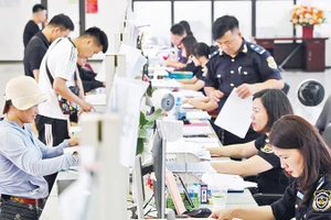 Làm thủ tục thông quan hàng hóa tại cửa khẩu Hữu Nghị (Lạng Sơn). Ảnh: ANH QUÂN