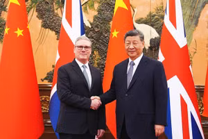 Thủ tướng Anh Keir Starmer (bên trái) gặp gỡ Chủ tịch Trung Quốc Tập Cận Bình tại Bắc Kinh. Ảnh: JAPAN TIMES