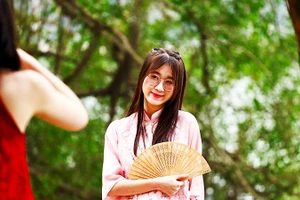 Áo dài cách tân kết hợp truyền thống và hiện đại được giới trẻ ưa chuộng.