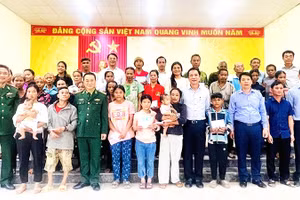 Lãnh đạo tỉnh và Bộ đội Biên phòng tỉnh Quảng Trị tặng quà cho đồng bào Rục, xã Kim Phú.