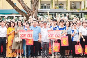 Lãnh đạo Trường đại học Sài Gòn tặng quà và tiễn sinh viên về quê đón Tết. Ảnh: ĐẠT NGUYỄN