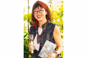 Họa sĩ Trần Thùy Linh với cuốn sách "Chuyện cây chuyện đời".