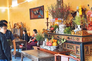 Không gian thờ trong ngôi nhà cổ.