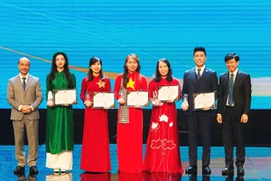 Tiến sĩ Hoàng Thị Hồng Hà được trao tặng danh hiệu “Sứ giả tiếng Việt ở nước ngoài năm 2025”. 