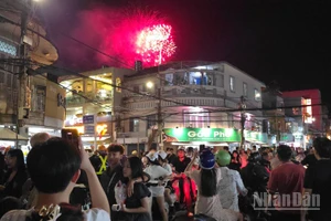 Giây phút đón năm mới của người dân Long Xuyên.