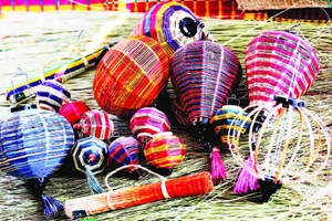 Lồng đèn sợi cói đa dạng kích cỡ.