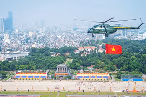 Biên đội trực thăng kéo cờ Tổ quốc bay ngang qua Quảng trường Ba Đình sáng 24/8.