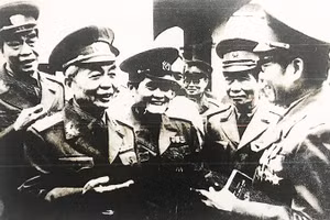 Hà Nội ngày 13/3/1984, Hội nghị khoa học lịch sử "30 năm Chiến thắng Điện Biên Phủ". Các đồng chí: Đại tướng Võ Nguyên Giáp (hàng đầu từ trái sang), Trung tướng Nam Long (Sư đoàn 304, sau Đại tướng), Trung tướng Phạm Hồng Sơn (Sư đoàn 308), Trung tướng Nguyễn Hữu An (Sư đoàn 316)... hỏi chuyện Đại tá Tạ Quốc Luật (Sư đoàn 312, bên phải) về việc bắt sống tướng De Casterie ngày 7/5/1954 và kéo cờ chiến thắng toàn mặt trận Điện Biên Phủ. Ảnh gia đình cung cấp