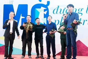 Trần Nhật Minh (ngoài cùng bên trái) cùng các đồng nghiệp đọc thơ trên Sân thơ Trẻ - Ngày thơ Việt Nam 2019. Ảnh: THÀNH DUY