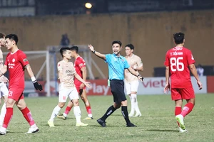 Cần chú trọng công tác bảo vệ sức khỏe và an toàn cho đội ngũ trọng tài. Ảnh: LÊ MINH