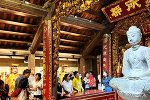 Du khách tham quan chùa Phật Tích, ngắm bảo vật quốc gia - Tượng Phật A Di Đà.