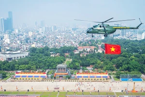 Biên đội trực thăng kéo cờ Tổ quốc bay ngang qua Quảng trường Ba Đình sáng 24/8.