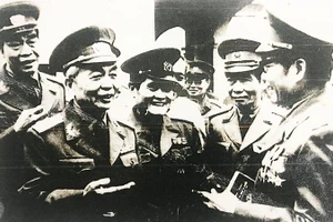 Hà Nội ngày 13/3/1984, Hội nghị khoa học lịch sử "30 năm Chiến thắng Điện Biên Phủ". Các đồng chí: Đại tướng Võ Nguyên Giáp (hàng đầu từ trái sang), Trung tướng Nam Long (Sư đoàn 304, sau Đại tướng), Trung tướng Phạm Hồng Sơn (Sư đoàn 308), Trung tướng Nguyễn Hữu An (Sư đoàn 316)... hỏi chuyện Đại tá Tạ Quốc Luật (Sư đoàn 312, bên phải) về việc bắt sống tướng De Casterie ngày 7/5/1954 và kéo cờ chiến thắng toàn mặt trận Điện Biên Phủ. Ảnh gia đình cung cấp