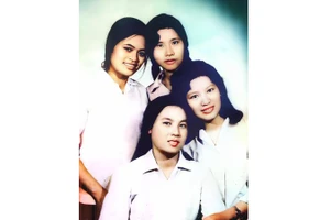 Bốn nữ nhà văn gặp nhau và chụp ảnh ở Đà Nẵng sau ngày giải phóng miền nam. Hàng trên từ trái qua: Vũ Thị Hồng, Bùi Thị Chiến; hàng dưới từ trái qua: Hà Phương, Trần Thị Thắng. Ảnh tư liệu phục chế mầu
