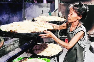 Lò làm sợi cao lầu của gia đình ông Trái đang hoàn thiện những khâu cuối cùng.