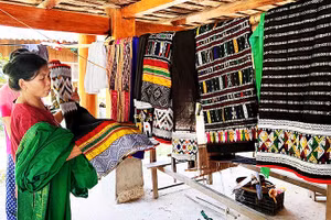 Giữ khung dệt, giữ hồn bản mường