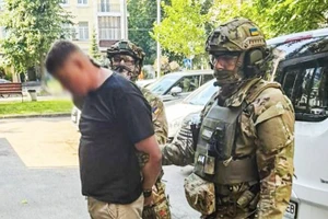 Một nghi phạm bị bắt giữ với cáo buộc âm mưu hối lộ cấp cao. Ảnh: CNN