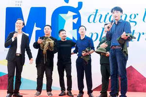 Trần Nhật Minh (ngoài cùng bên trái) cùng các đồng nghiệp đọc thơ trên Sân thơ Trẻ - Ngày thơ Việt Nam 2019. Ảnh: THÀNH DUY