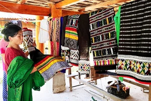 Giữ khung dệt, giữ hồn bản mường