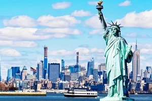 Tượng Nữ thần Tự do trước cảng New York. Ảnh: NOMADIC MATT
