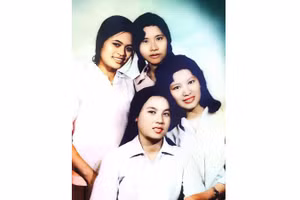 Bốn nữ nhà văn gặp nhau và chụp ảnh ở Đà Nẵng sau ngày giải phóng miền nam. Hàng trên từ trái qua: Vũ Thị Hồng, Bùi Thị Chiến; hàng dưới từ trái qua: Hà Phương, Trần Thị Thắng. Ảnh tư liệu phục chế mầu