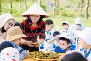 Workshop làm bánh sừng trâu của đồng bào Cơ Tu thu hút nhiều trường học cho học sinh tham gia trải nghiệm.