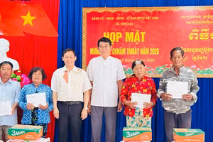 Tại buổi họp mặt, đại diện Thường trực Đảng ủy và Ủy ban nhân dân xã Vĩnh Hậu trao tặng quà một số hộ Khmer tiêu biểu.