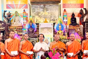 Đồng chí Hồ Thanh Thủy, Phó Bí thư Tỉnh ủy, Chủ tịch Ủy ban Mặt trận Tổ quốc Việt Nam tỉnh Cà Mau đến thăm, chúc Tết tại chùa Cái Giá Giữa và chùa Cái Giá Chót (xã Hưng Hội).