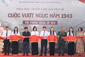 Các đại biểu cắt băng khai mạc triển lãm chuyên đề "Cuộc vượt ngục năm 1943".