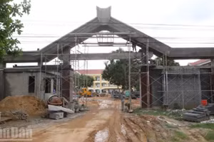 Cổng Trường phổ thông nội trú liên cấp tiểu học và trung học cơ sở xã biên giới Ia Lốp, tỉnh Đắk Lắk đang trong quá trình hoàn thiện.