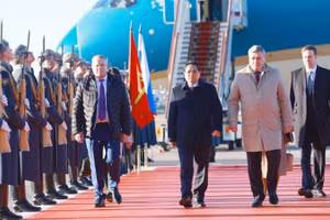 Lễ đón chính thức Thủ tướng Phạm Minh Chính thăm Liên bang Nga được tổ chức trang trọng tại Sân bay quốc tế Vnukovo 2, do Thứ trưởng Ngoại giao Liên bang Nga Rudenko Andrey Yurevych chủ trì. (Ảnh: Dương Giang/TTXVN) 