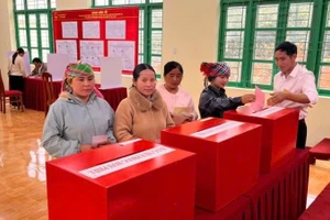 Cử tri xã Tìa Dình, tỉnh Điện Biên bỏ phiếu bầu đại biểu Quốc hội và Hội đồng nhân dân các cấp.