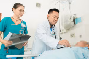 Bác sĩ Bệnh viện Thống Nhất thăm khám cho bệnh nhân. 