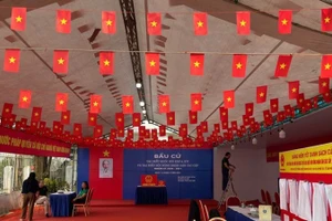 Khu vực bỏ phiếu được trang hoàng khang trang, danh sách cử tri và danh sách ứng cử viên được niêm yết đầy đủ, tạo điều kiện thuận lợi để người dân theo dõi trước khi thực hiện quyền bầu cử.