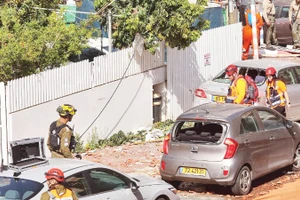 Hiện trường một vụ tấn công bằng tên lửa nhằm vào Rehovot, Israel. (Ảnh: TÂN HOA XÃ)