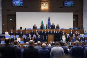Các thành viên nội các mới của Bulgaria tại phiên họp Quốc hội ở Sofia, Bulgaria, ngày 8/5/2026. (Ảnh: THX/TTXVN) 