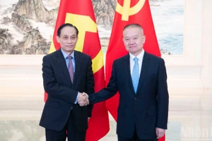 Đồng chí Lê Hoài Trung, Ủy viên Bộ Chính trị, Bí thư Đảng ủy, Bộ trưởng Ngoại giao, Đặc phái viên của Tổng Bí thư Tô Lâm với đồng chí Lưu Hải Tinh, Ủy viên Trung ương Đảng, Trưởng Ban Liên lạc Đối ngoại Trung ương Đảng Cộng sản Trung Quốc.