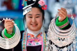 Trang sức bạc tại tỉnh Quý Châu, tây nam Trung Quốc, ngày 21/4/2026. (Ảnh: Xinhua)