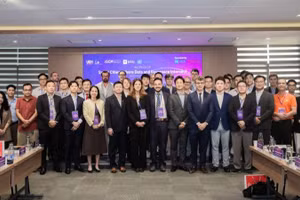 Các diễn giả chụp ảnh lưu niệm.