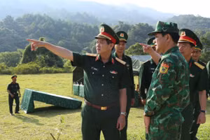 Trung tướng Lê Ngọc Hải, Ủy viên Trung ương Đảng, Tư lệnh Quân khu 5 kiểm tra đường tuần tra biên giới qua địa bàn Đồn Biên phòng Sông Thanh, Ban Chỉ huy Bộ đội Biên phòng tỉnh Quảng Ngãi.