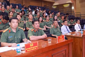 Trung tướng Đỗ Triệu Phong và các đại biểu dự buổi lễ chiều 26/5.