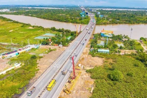 Dự án mở rộng đoạn cao tốc Thành phố Hồ Chí Minh-Long Thành được thực hiện theo công trình xây dựng khẩn cấp nhằm phục vụ kết nối giao thông giữa Cảng hàng không quốc tế Long Thành với Thành phố Hồ Chí Minh.