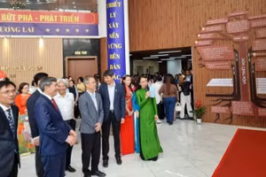 Đại biểu tham quan trưng bày quá trình hình thành và phát triển của Viện Triết học.