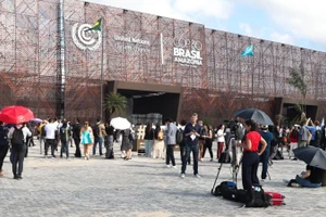 Các đại biểu tới tham dự Hội nghị lần thứ 30 các bên tham gia Công ước khung của Liên hợp quốc về biến đổi khí hậu (COP30) tại Belem, Brazil, ngày 10/11/2025. (Ảnh: Xinhua) 