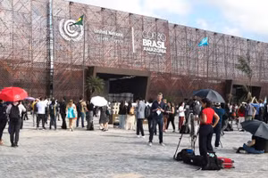 Các đại biểu tới tham dự Hội nghị lần thứ 30 các bên tham gia Công ước khung của Liên hợp quốc về biến đổi khí hậu (COP30) tại Belem, Brazil, ngày 10/11/2025. (Ảnh: Xinhua) 