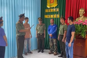 Cơ quan An ninh điều tra, Công an tỉnh Đắk Lắk tống đạt quyết định và lệnh bắt bị can để tạm giam đối với Hồ Viết Hợi (người đứng thứ 3 từ phải sang). (Ảnh: Công an tỉnh Đắk Lắk)