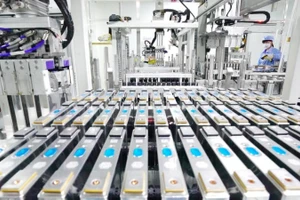 Công nhân làm việc trên dây chuyền sản xuất tại một nhà máy sản xuất pin lithium ở Đường Sơn, tỉnh Hà Bắc, miền bắc Trung Quốc. (Ảnh: Tân Hoa xã) 